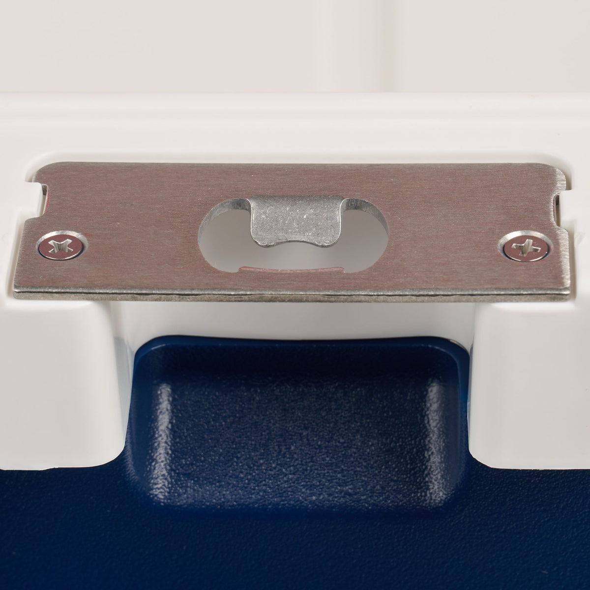 trailmate-75-qt-roller-cooler-j0 00035111-BO.jpg
